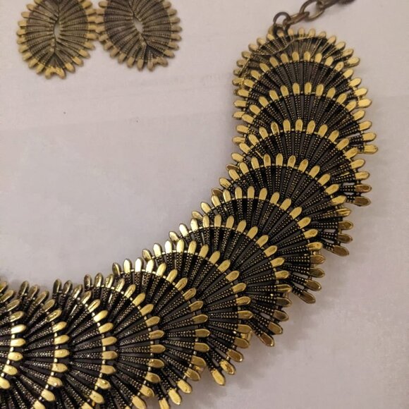 Elegant Vintage Gold-Tone Necklace & Earrings Set - Picture 2 of 3